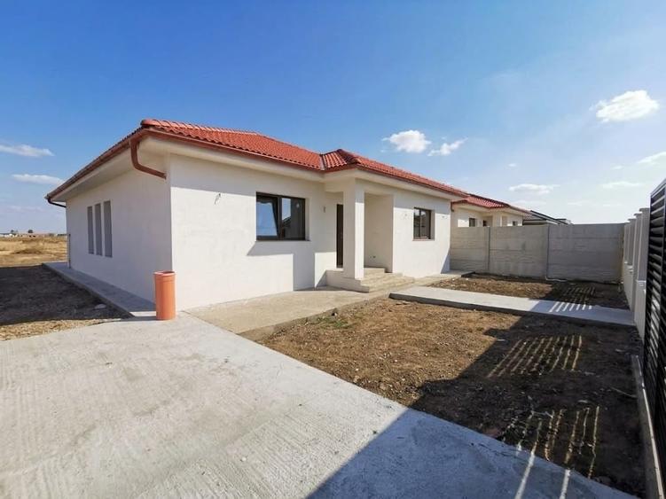 Casă individuală cu 4 camere cu Canalizare în Sântandrei