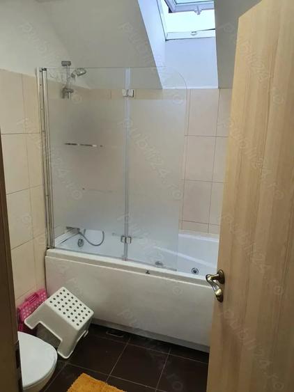 Apartament cu 4 camere semidecomandat în Sud