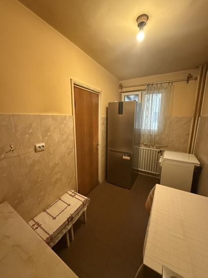 Apartament cu 3 camere semidecomandat în Tineretului