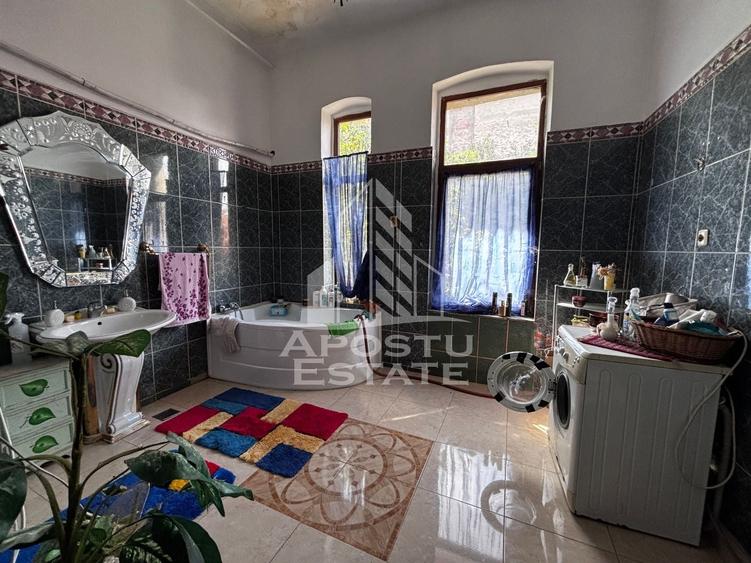 Casă individuală cu 10 camere cu Canalizare în Central