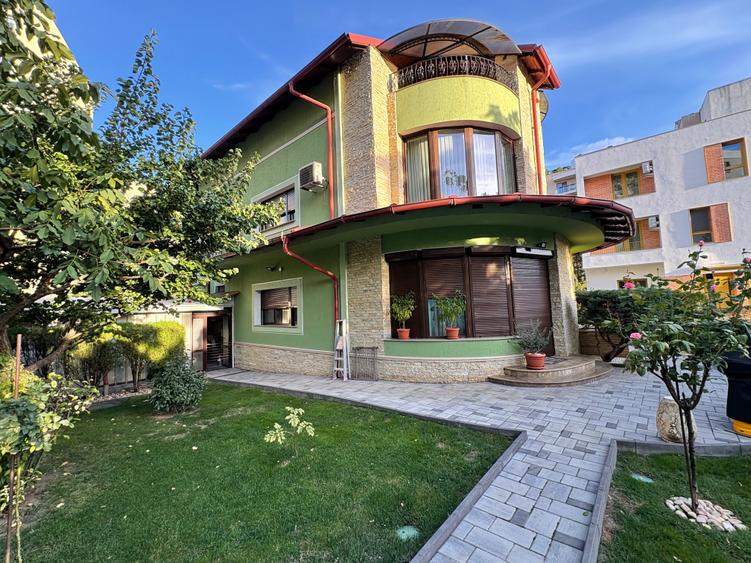 Casă individuală cu 9 camere cu Canalizare în Calea Călărașilor