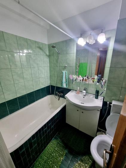 Apartament cu 3 camere semidecomandat, mobilat în Ultracentral