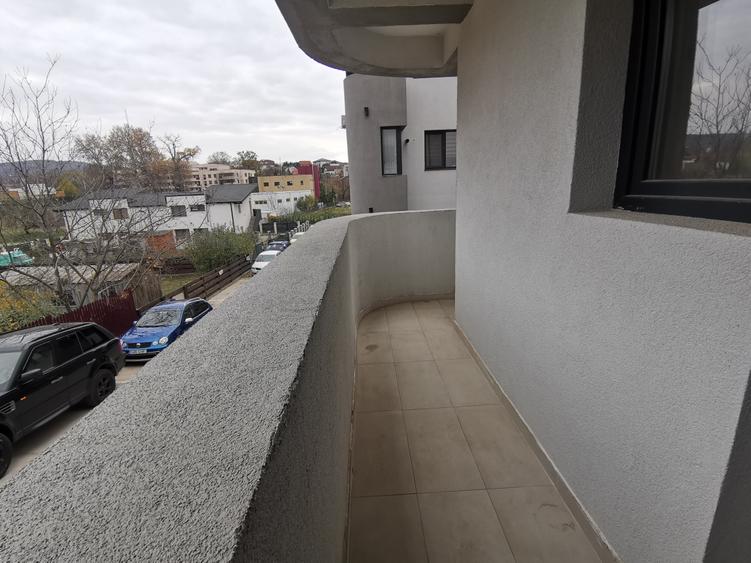 Apartament cu 2 camere semidecomandat, mobilat în Bucium