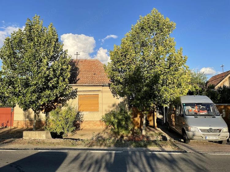 Casă cu 4 camere cu Teren 2500 Mp în Central