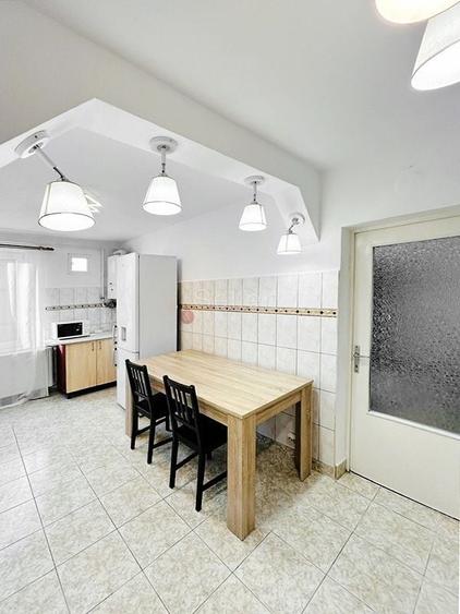 Apartament cu 3 camere decomandat, mobilat în Tractorul