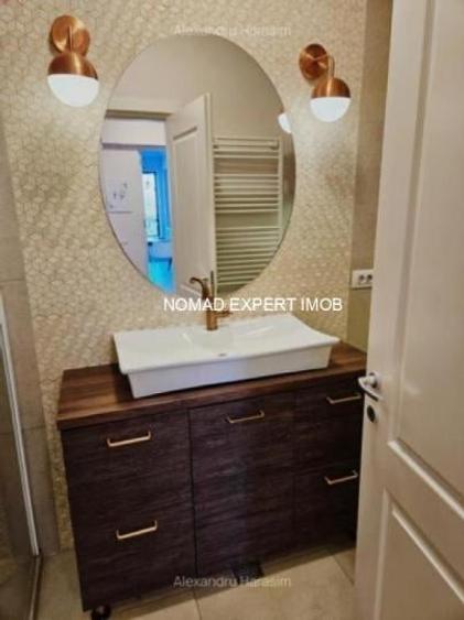 Apartament cu 3 camere în P-ța Victoriei