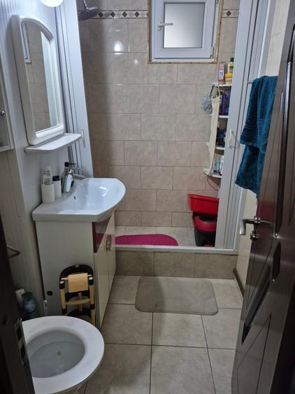 Apartament cu 3 camere decomandat în Florilor