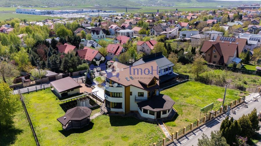 Casă cu 10 camere cu Canalizare în Valea Lupului