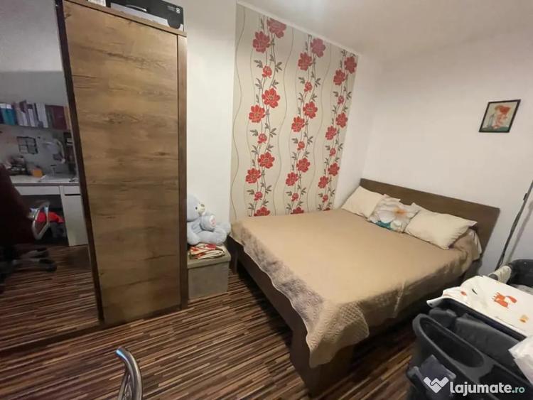 Apartament cu 3 camere semidecomandat în Craiovița Nouă