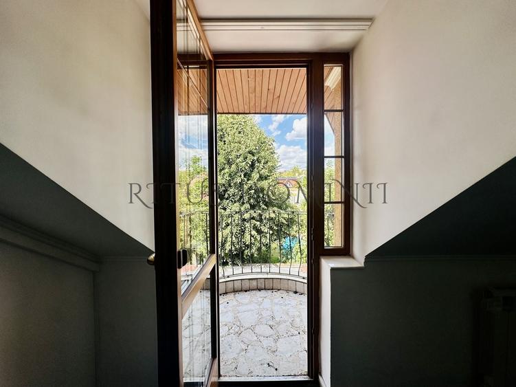 Casă individuală cu 13 camere cu Canalizare în Ultracentral