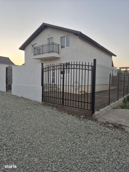Casă cu 4 camere în Lumina