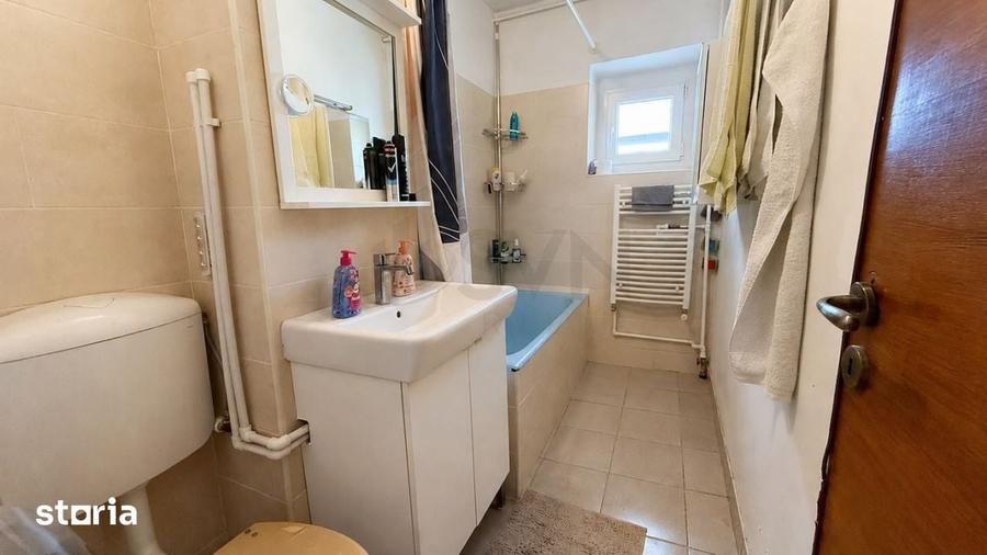 Apartament cu 4 camere decomandat în Tei