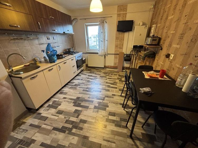 Apartament cu 2 camere semidecomandat în Enachiță Văcărescu