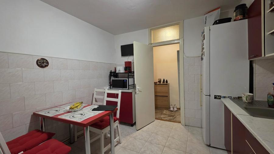 Apartament cu 3 camere decomandat, mobilat în Girocului