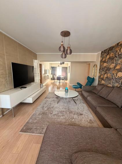 Apartament cu 3 camere decomandat în Victoriei