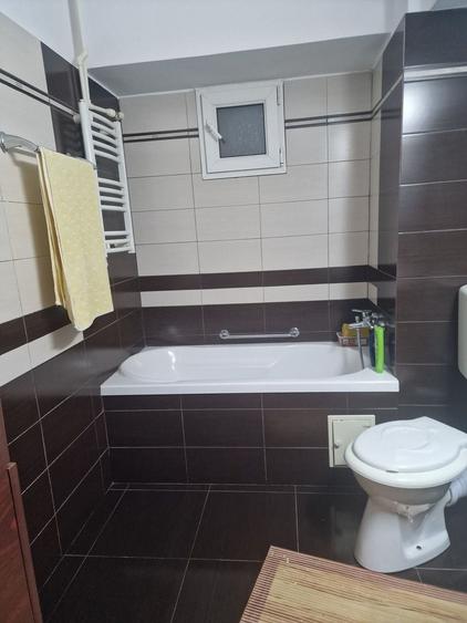Apartament cu 4 camere decomandat în Trocadero