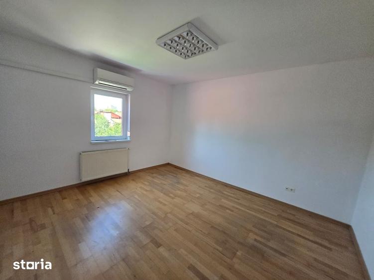 Casă cu 8 camere cu Teren 500 Mp în Elisabetin