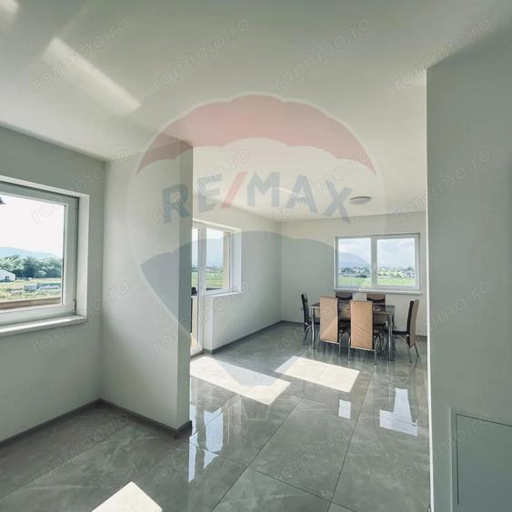 Apartament cu 3 camere decomandat, mobilat în Sânpetru