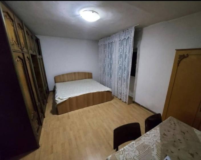 Apartament cu 3 camere decomandat, mobilat în Independenței