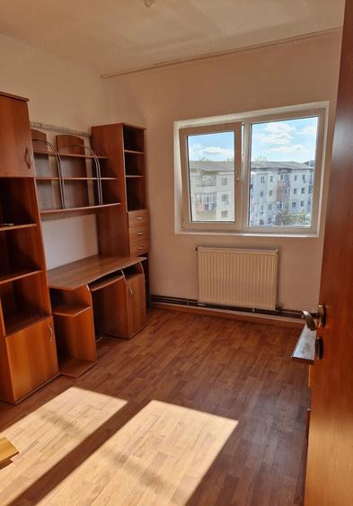 Apartament cu 3 camere decomandat în Micro 12