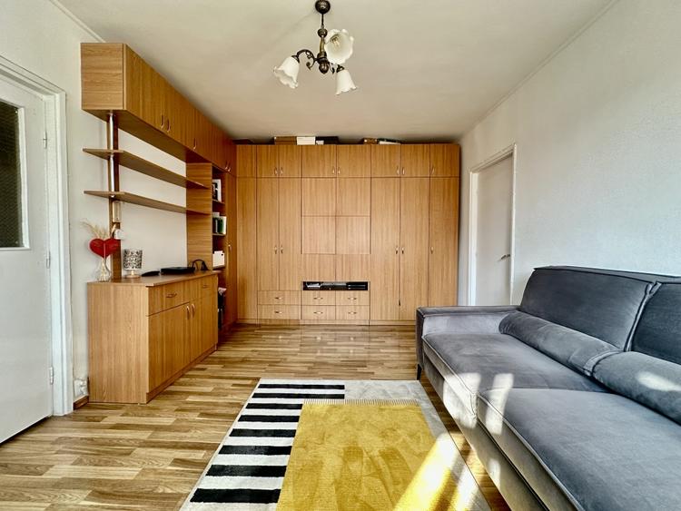 Apartament cu 2 camere semidecomandat, mobilat în 1 Mai