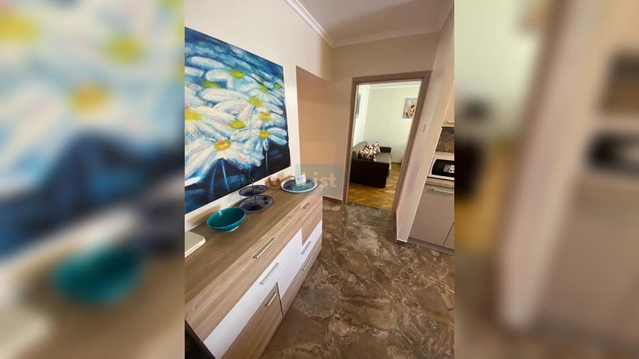 Apartament cu 3 camere semidecomandat, mobilat în Zorilor