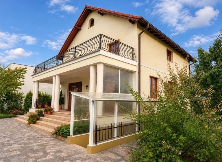 Casă individuală cu 5 camere cu Teren 1440 Mp în Aradul Nou