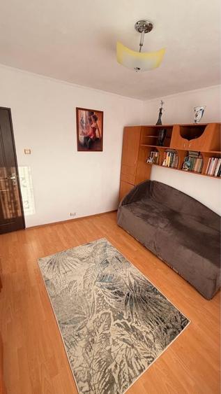 Apartament cu 3 camere decomandat în Găvana