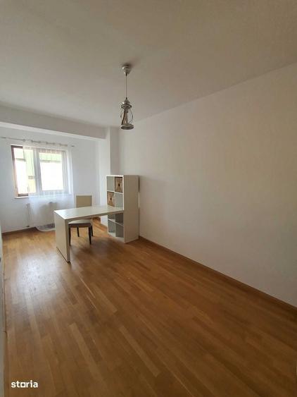 Apartament cu 3 camere semidecomandat în Calea Călărașilor