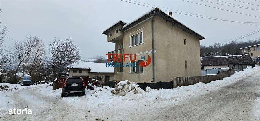 Casă cu 4 camere în Ampoița