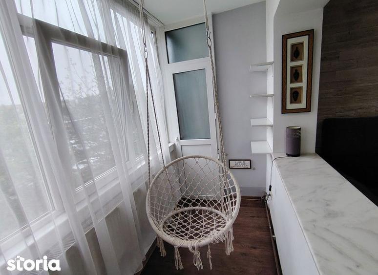 Apartament cu 3 camere semidecomandat în Podu Roș
