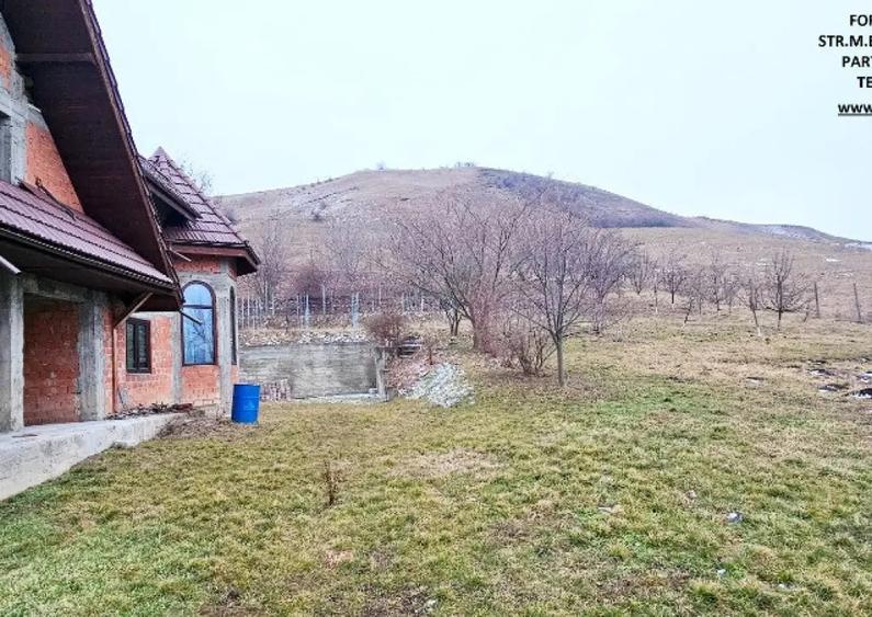 Casă cu 5 camere cu Teren 2000 Mp în Ciritei