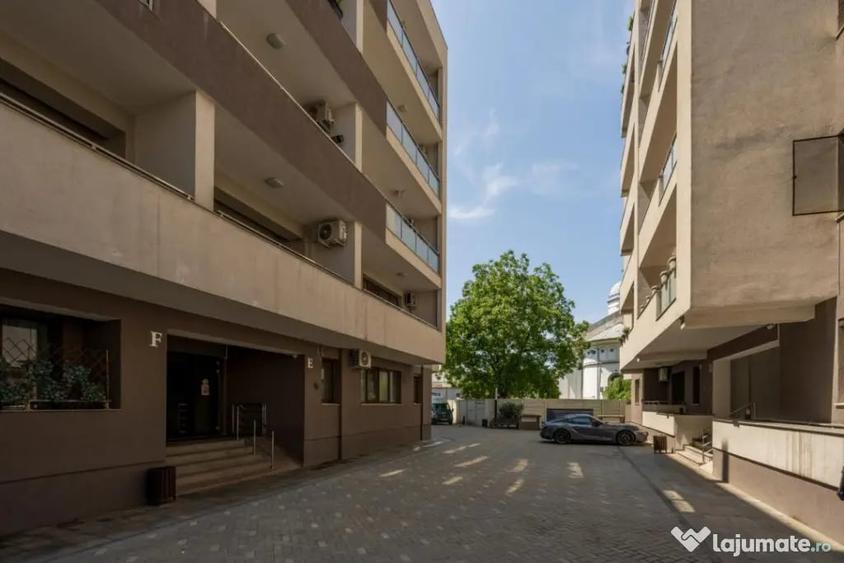 Apartament cu 3 camere semidecomandat în Unirii