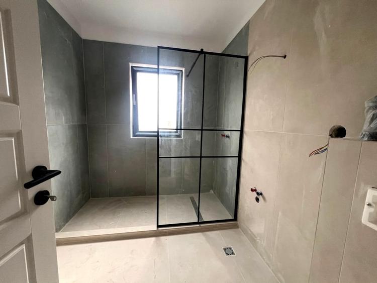 Apartament cu 3 camere semidecomandat, mobilat în Între Lacuri