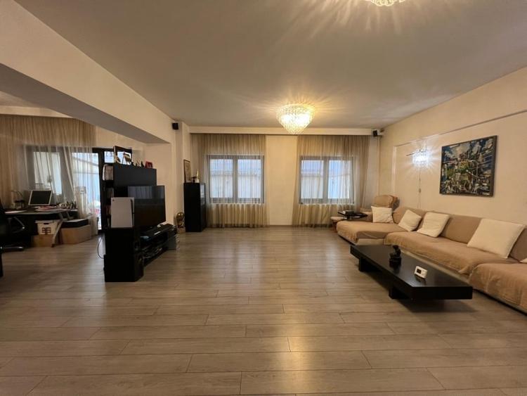 Apartament cu 5 camere decomandat în Herăstrău