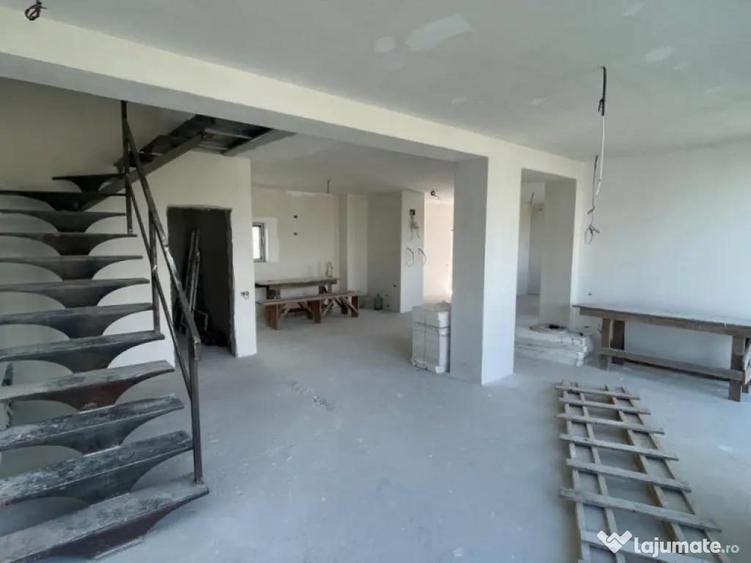 Casă cu 5 camere cu Teren 394 Mp în Agigea