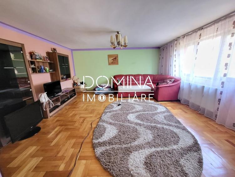 Casă individuală cu 6 camere cu Canalizare în Est