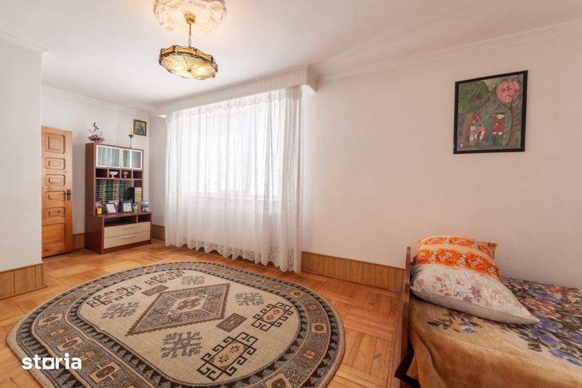 Casă cu 10 camere cu Teren 350 Mp în Exercițiu
