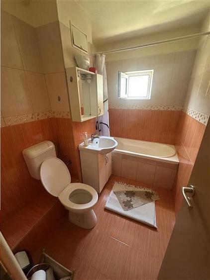 Apartament cu 3 camere semidecomandat, mobilat în Aradului