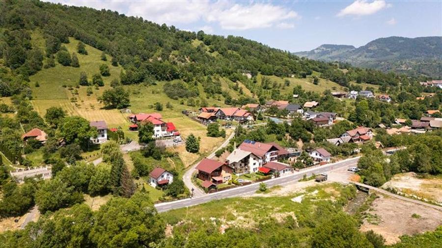 Casă cu 8 camere cu Teren 685 Mp în Moieciu de Jos