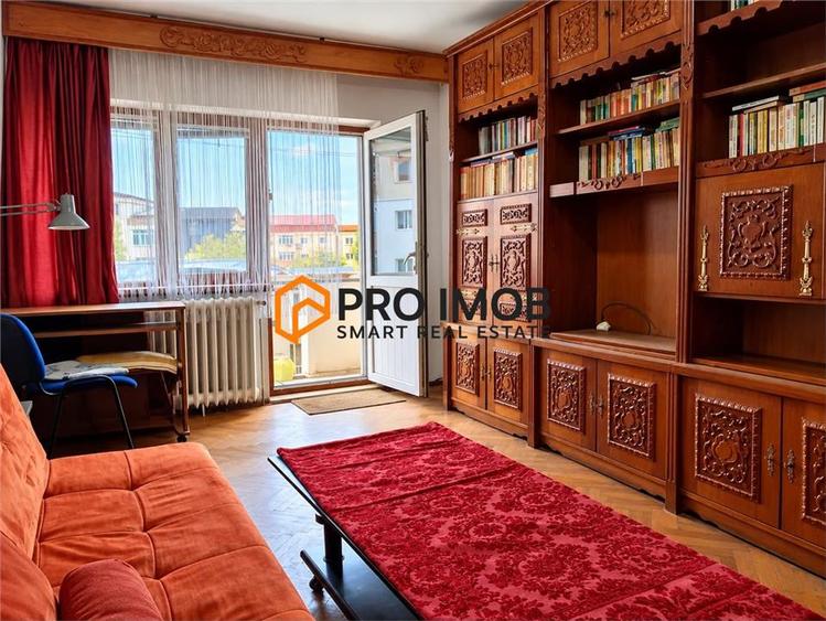 Apartament cu 3 camere decomandat în Micro 12