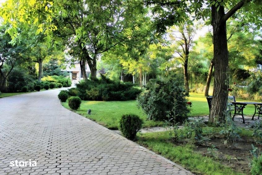 Casă cu 10 camere cu Teren 3000 Mp în Central