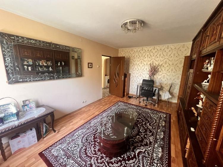 Apartament cu 3 camere decomandat în Giurgiului