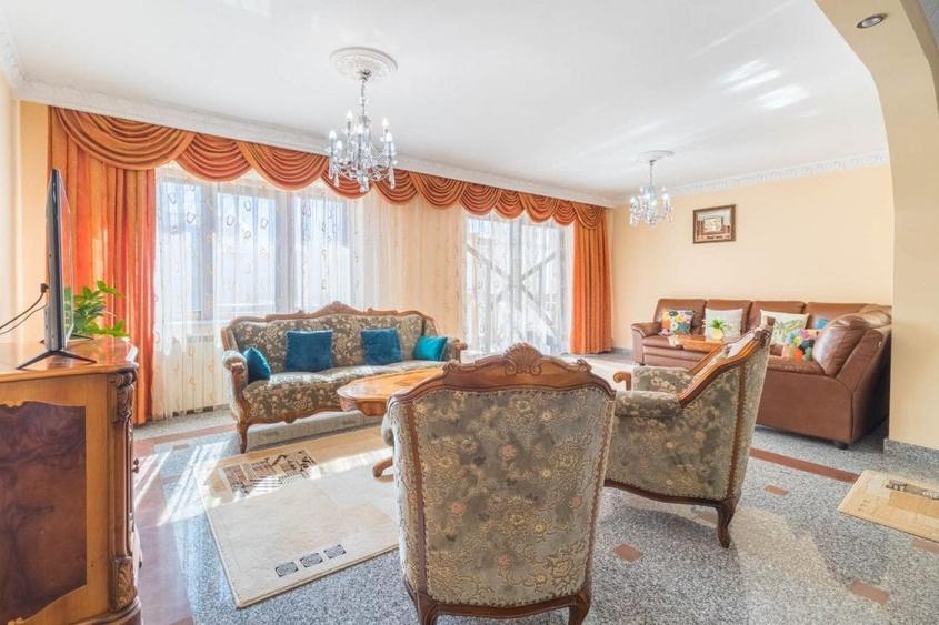 Casă individuală cu 20 camere cu Piscina în Central