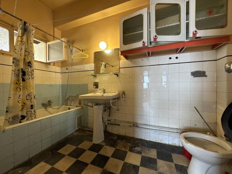 Casă cu 7 camere cu Canalizare în Capitale