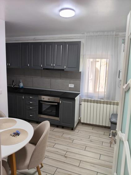 Barlad.Apartament cu 2 camere de inchiriat. Zona Belin confectii. Proaspat renovat si mobilat. Are aer conditionat. Etaj 2 din 4. - 5