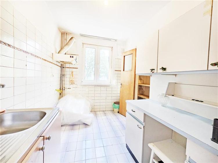 Apartament cu 4 camere decomandat în Drumul Taberei