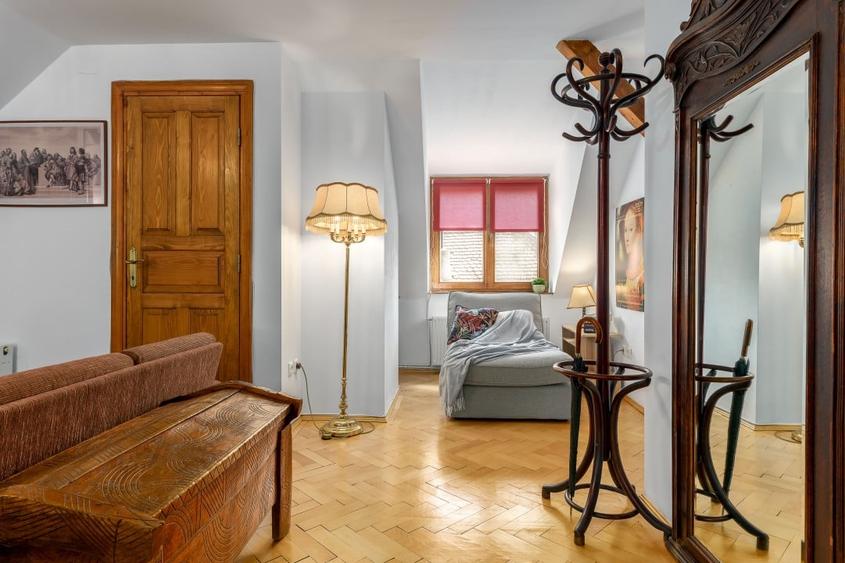 Apartament cu 3 camere semidecomandat, mobilat în P-ța Victoriei