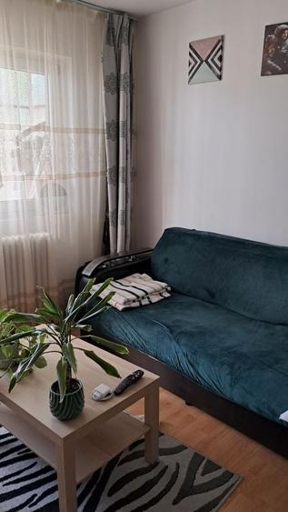 Apartament cu 3 camere semidecomandat în Podu Roș