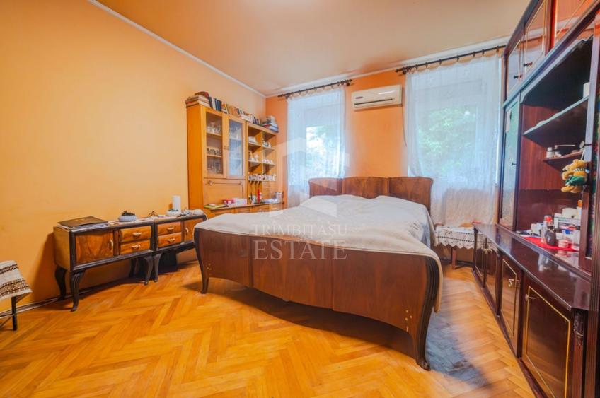 Apartament cu 3 camere semidecomandat, mobilat în Dâmbovița